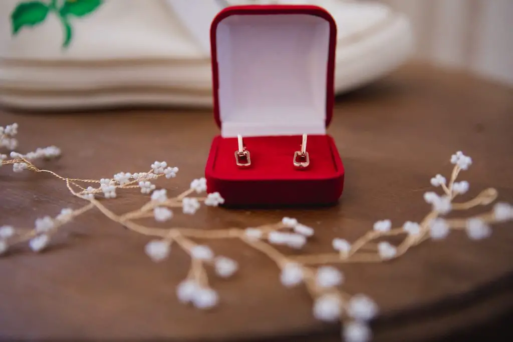 Bride's wedding earrings and flower headpiece